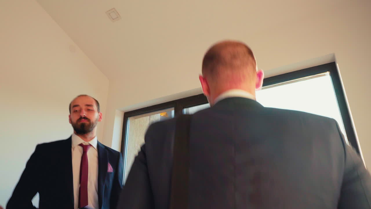 Vista da dietro di un uomo d'affari stanco che arriva in ufficio.