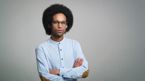 retrato de un joven africano serio en un estudio de fotografía