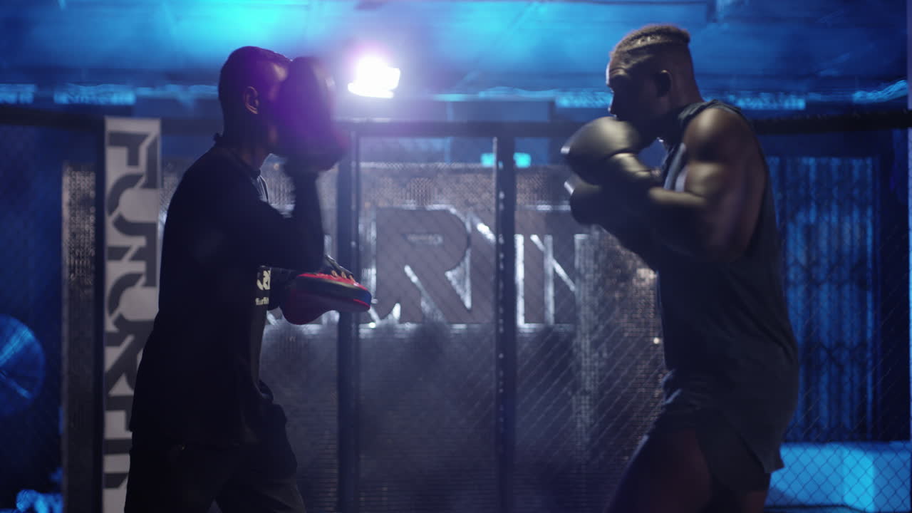 그의 형태에 대해 일하고 있습니다.