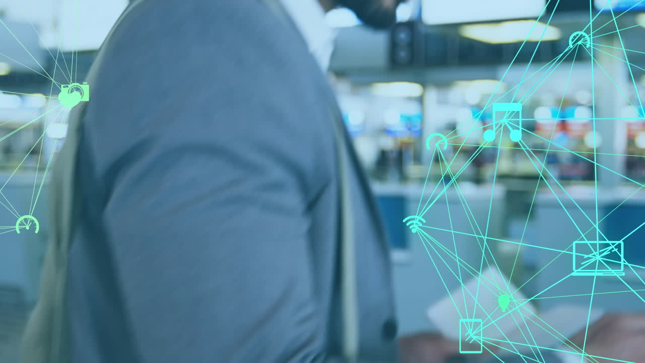 animación de iconos conectados globos sobre hombre caucásico sosteniendo pasaporte usando teléfono inteligente