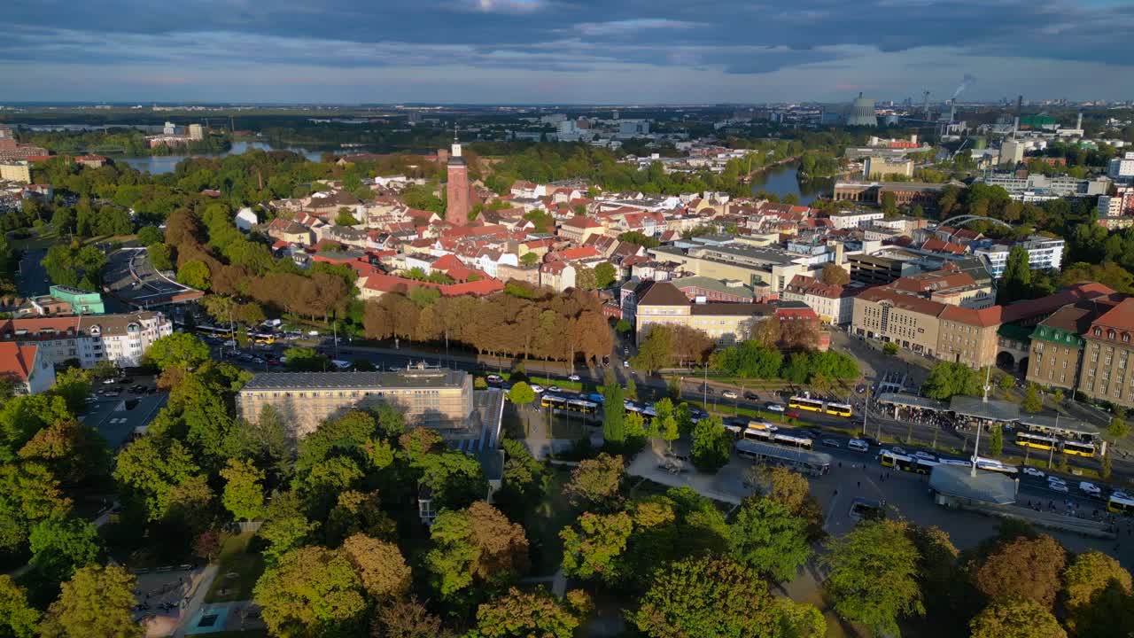 Zdjęcie lotnicze przedstawiające budynek Rathaus Spandau na starym mieście, stację metra i transport publiczny w Berlinie. Genialny panoramiczny widok lotniczy z lotu drona