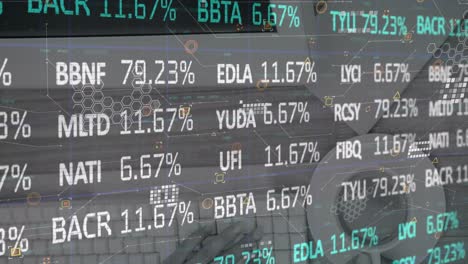 animación del procesamiento de datos del mercado de valores sobre un primer plano de equipos de oficina en superficie de madera.
