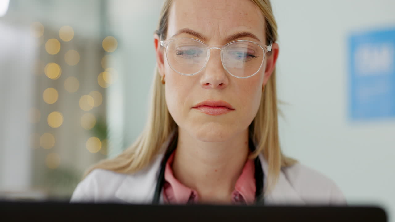 Læge, der arbejder på bærbar computer