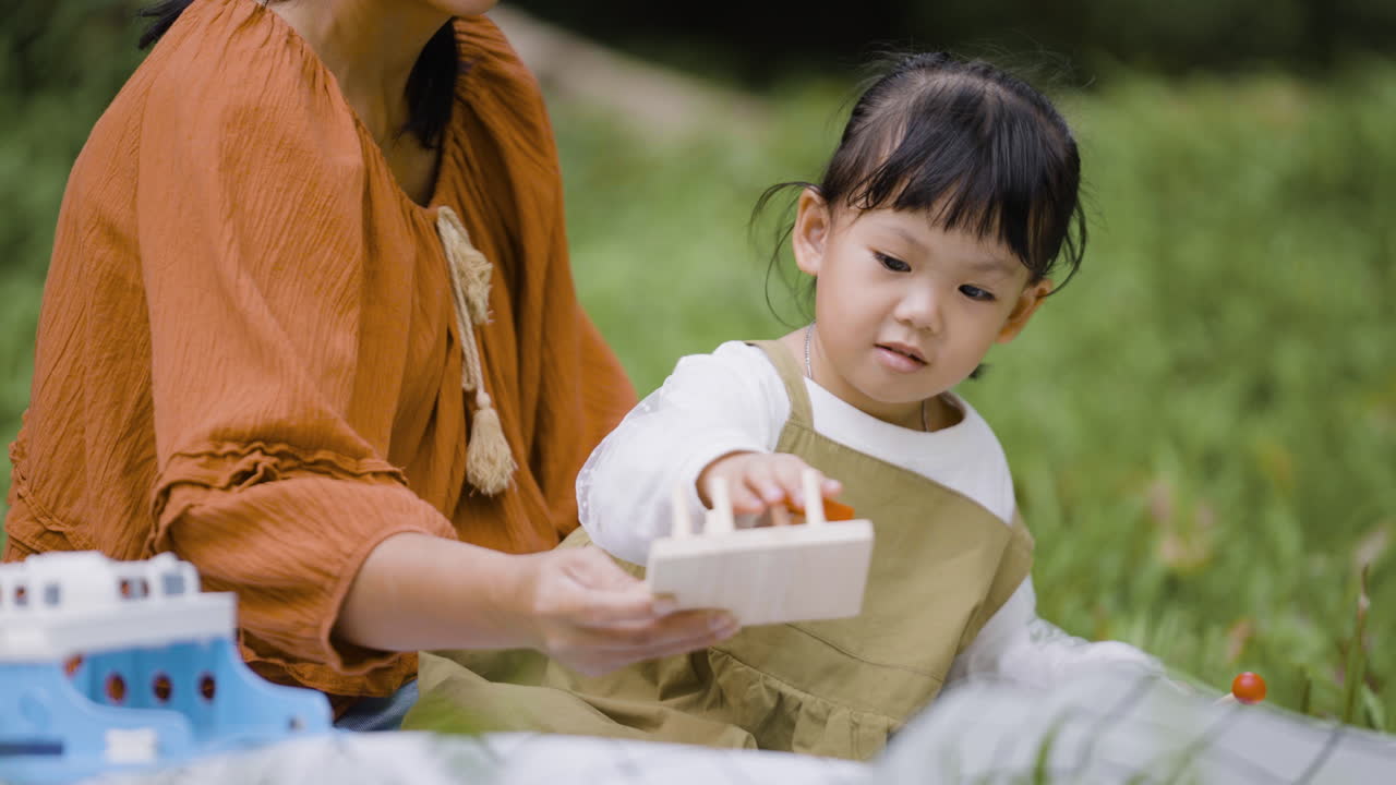 공원에 있는 엄마와 딸