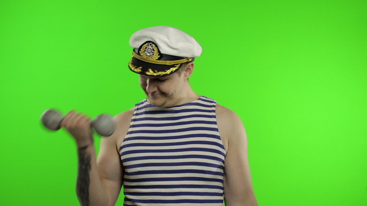 hombre marinero haciendo levantamiento de pesas con pesas. tipo marinero en chaleco de marinero
