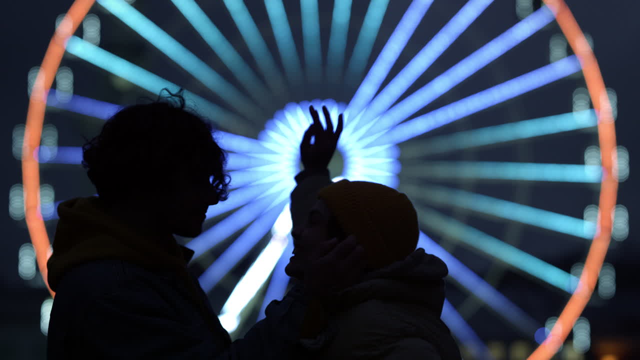 amor pareja cogidos de la mano en la calle. mujer alborotando el cabello del hombre en el centro de la ciudad.