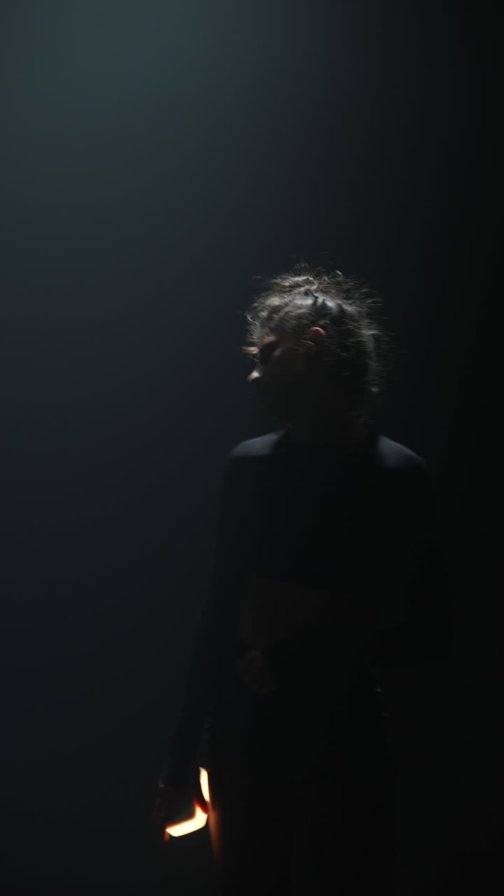 mujer en silueta con luz