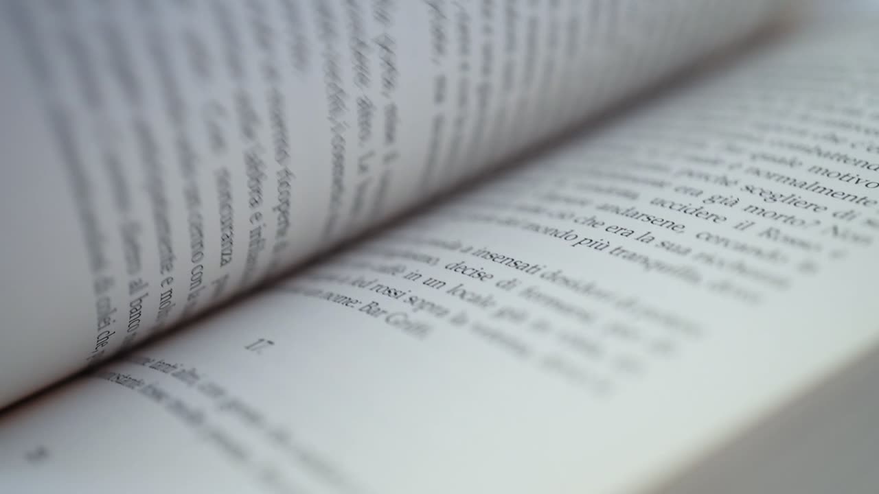 las páginas del libro italiano giran rápidamente y cierran a cámara lenta