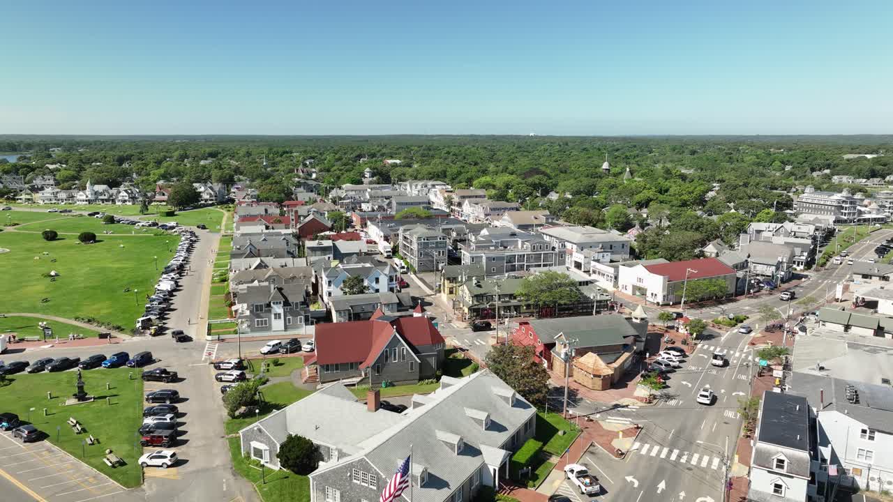 vista aérea del tranquilo centro de la ciudad en oak bluffs, massachusetts