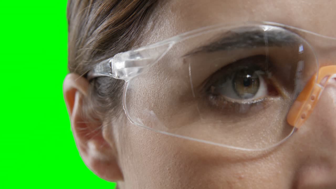 primer plano de una mujer con gafas de protección