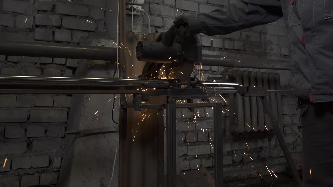 원형 도자기 를 사용 하여 도자기 에서 일 하는 사람 의 비디오