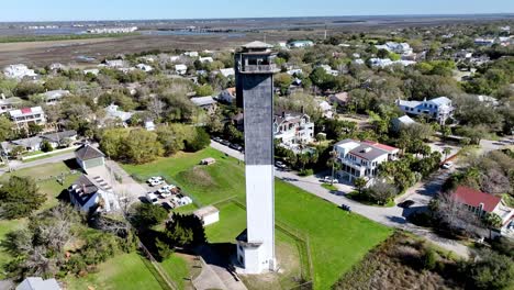 Faro-De-La-Isla-De-Sullivan-Cerca-De-Charleston-Sc,-órbita-Aérea-De-Carolina-Del-Sur