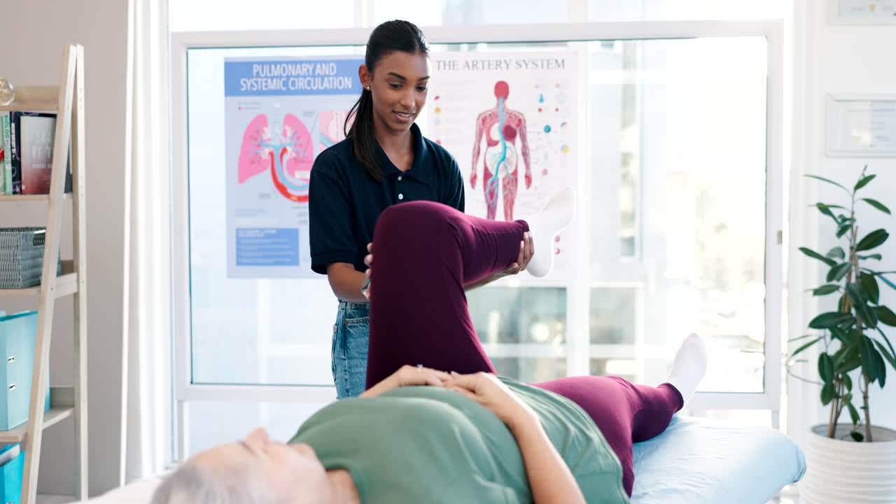 fisioterapia, mujeres y piernas de fisioterapeutas