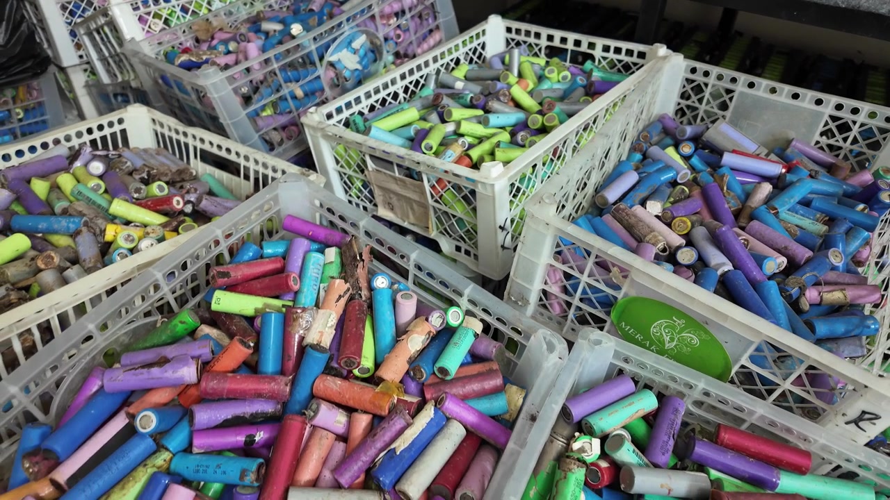Celle di batteria agli ioni di litio 18650 pronte per il riciclo e la lavorazione. Rifiuti elettronici (e-waste), gestione sostenibile dell'energia e iniziative di riutilizzo delle batterie.