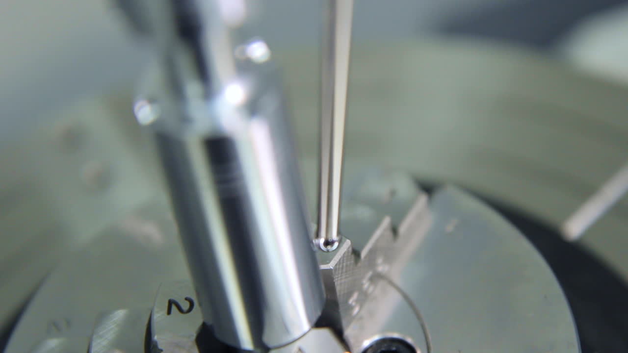 제조 과정 중에 회전하는 산업 기계. 기계 장비