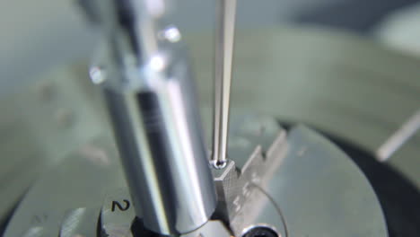 máquinas industriales que giran durante el proceso de fabricación.