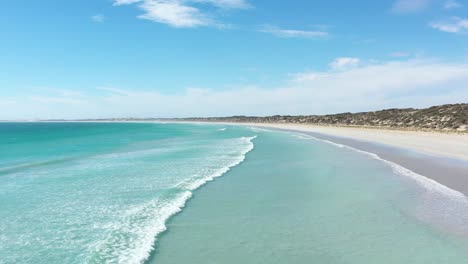 Excelente-Toma-Aérea-De-Olas-Que-Lamen-La-Playa-De-Los-Surfistas-En-Streay-Bay,-Península-De-Eyre,-Sur-De-Australia