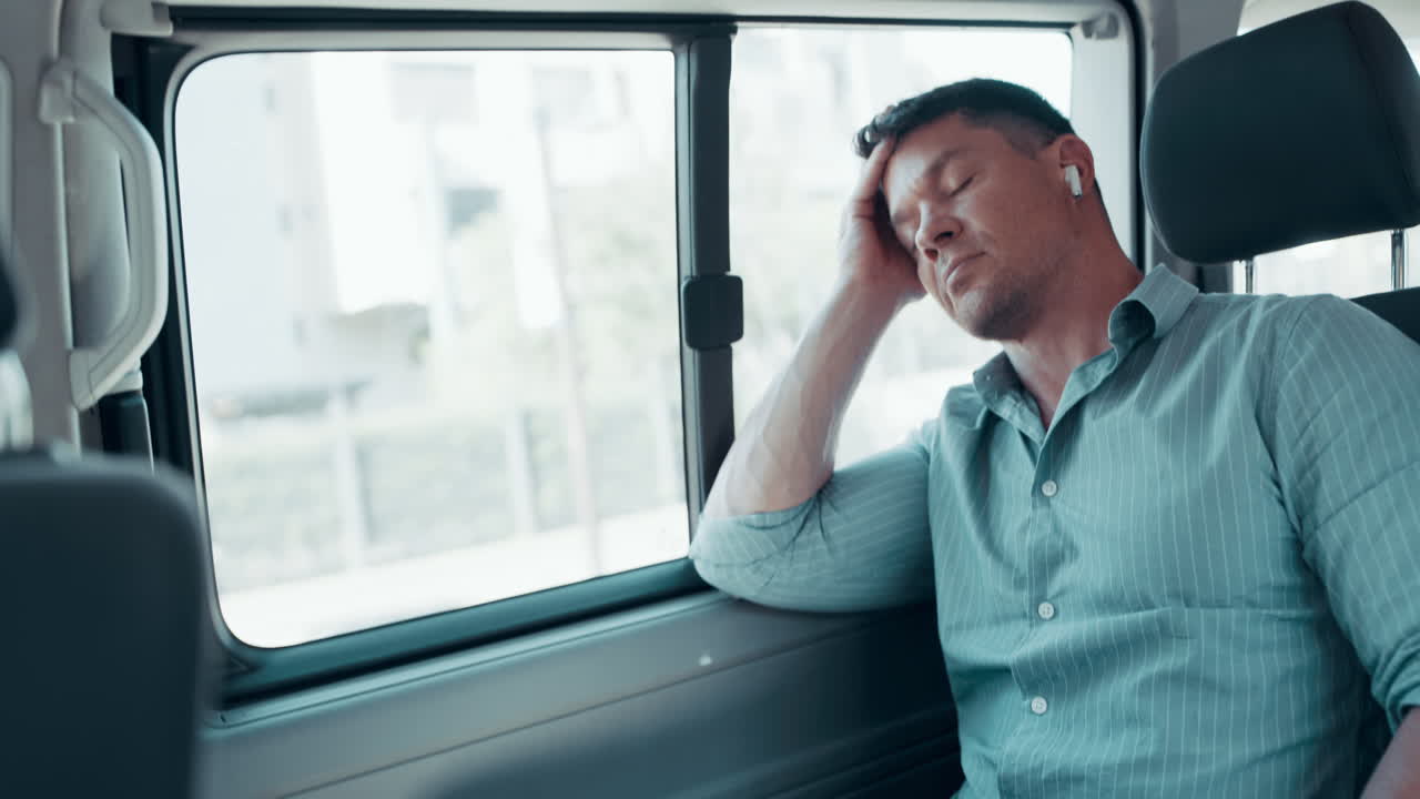 피곤하고, 졸리고, 스트레스를 받는 사업가 잠을 자고