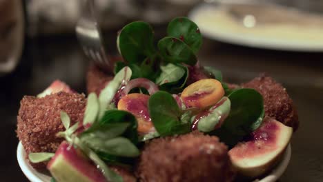 Essen-Aus-Kroketten,-Salat,-Tapas