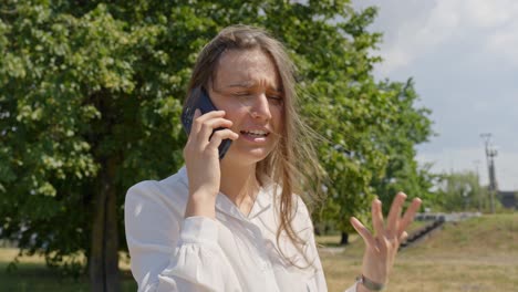 una mujer de negocios enojada hablando con un contratista en un teléfono inteligente, vista de retrato