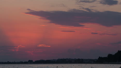 el lapso de tiempo de la puesta de sol sobre el mar