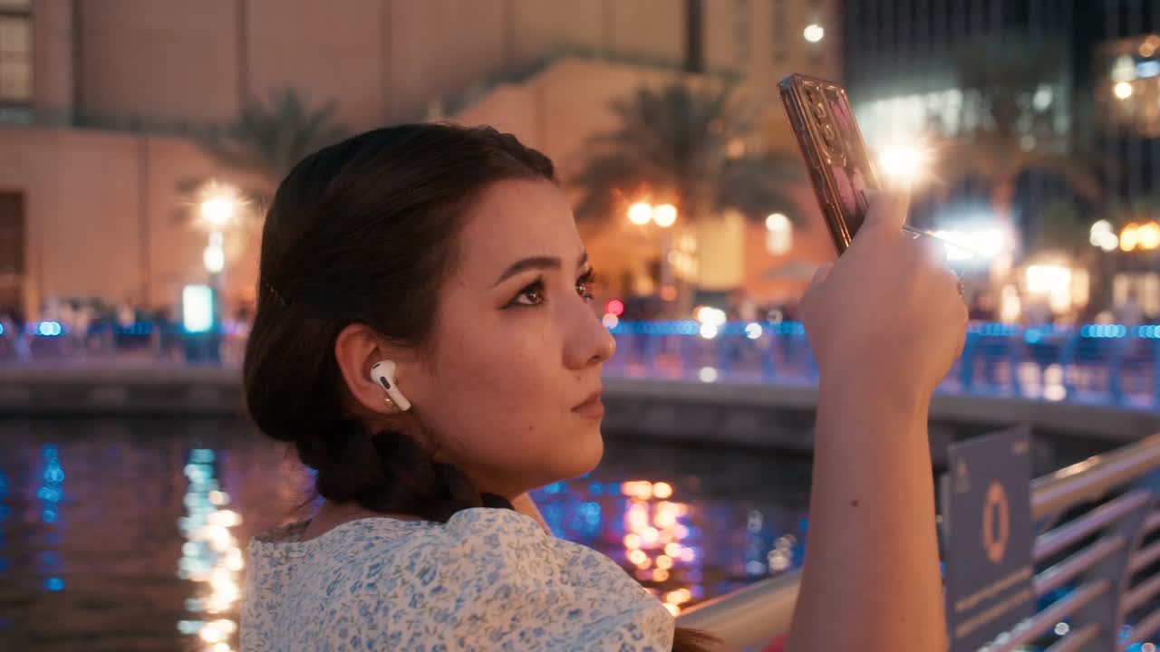 스마트폰을 들고 있는 블로거 소녀 촬영 장소