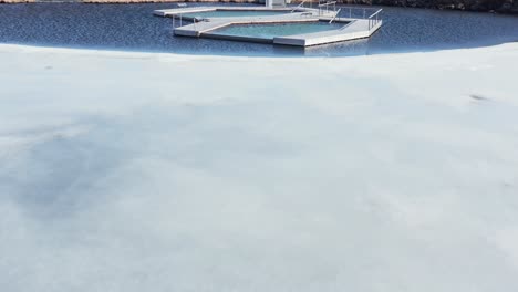 spa de bienestar al aire libre con baños geotérmicos flotando en el lago, este de islandia, antena