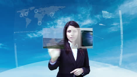 mujer de negocios que utiliza una interfaz interactiva de pantalla táctil