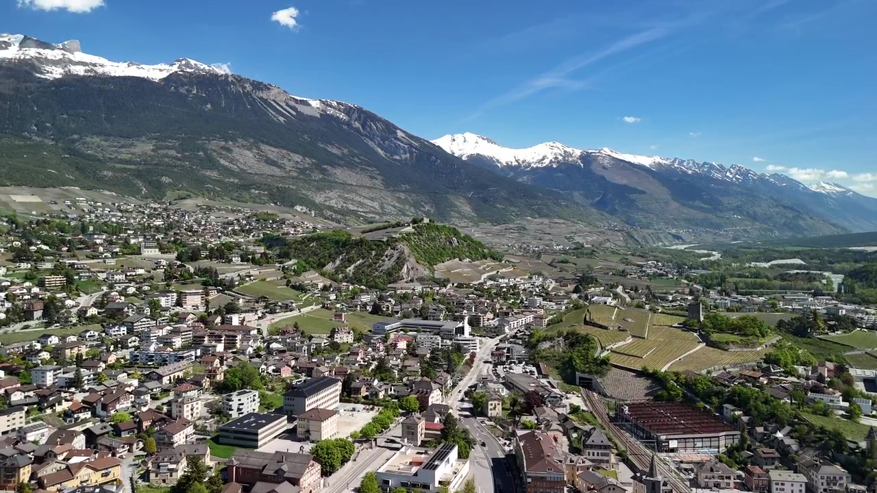 Città di Sion, situata nella valle del Rodano in Svizzera, ripresa aerea con drone, Svizzera Europa.