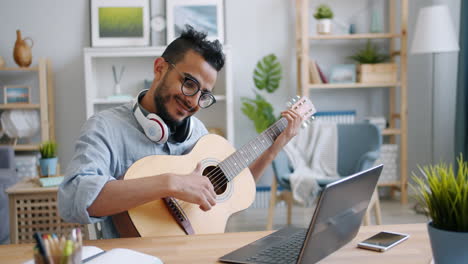 hombre aprendiendo guitarra en línea
