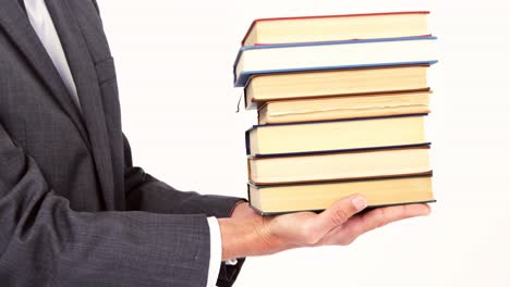 sección media de la pila de libros de un hombre de negocios