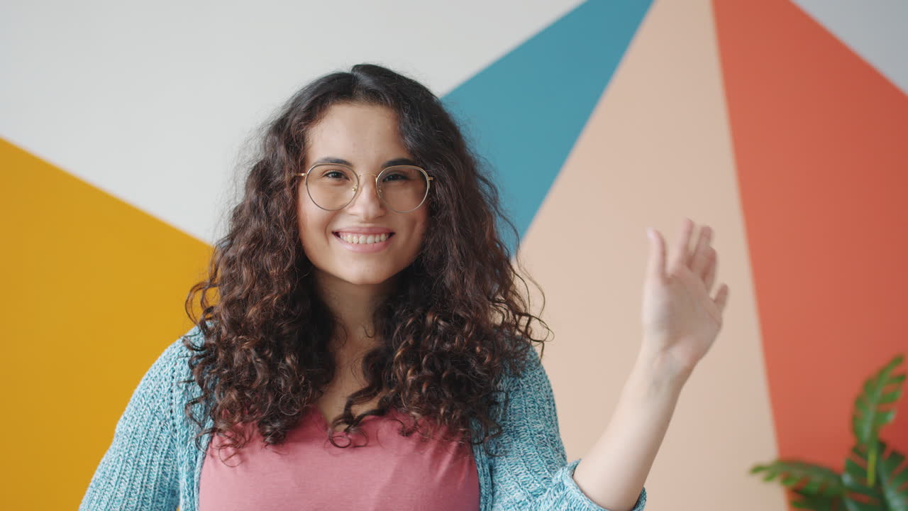 una mujer saludando.