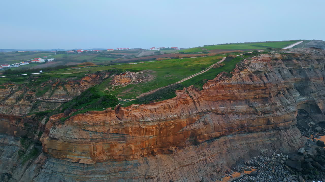 vista aérea paisaje de colina lado del océano. laderas verdes cubiertas de vegetación baja