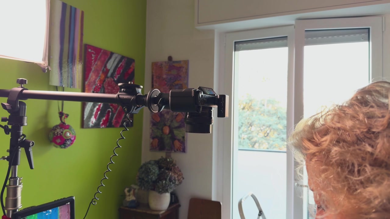 Kookvideo recept, camera op statief die handen filmt die een maaltijd bereiden