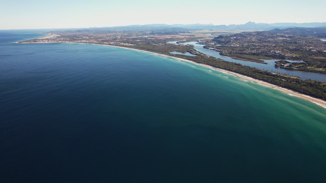 Vista Panoramica di Fingal Head e Paesaggio Marino nel Nuovo Galles del Sud, Australia - Ripresa con Drone