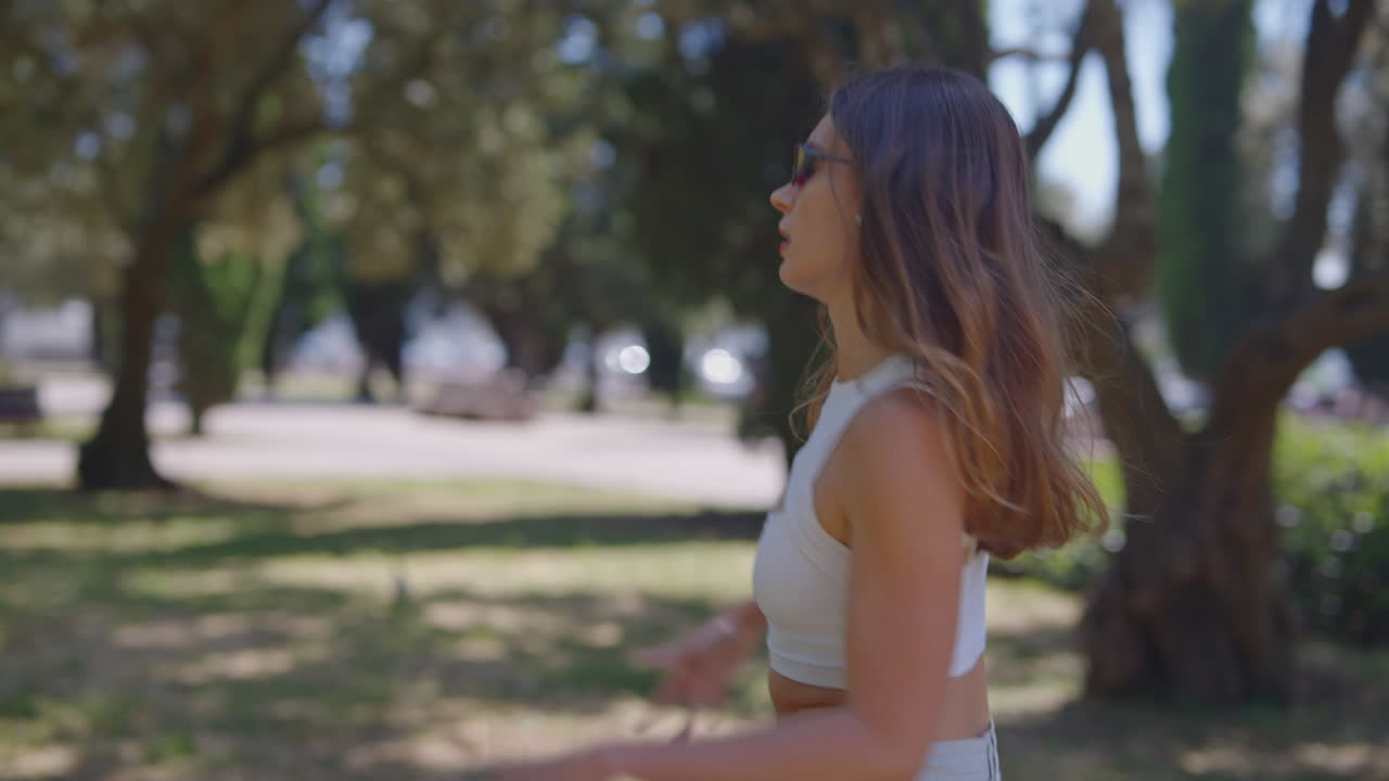mujer caminando en el parque