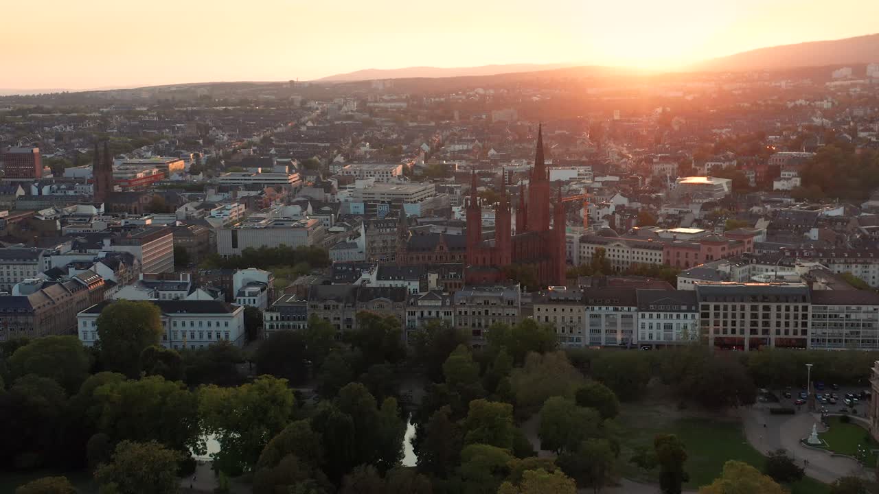 acercándose a marktkirche wiesbaden con un dron con muy poca luz de verano