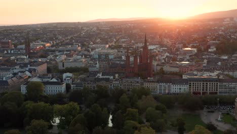 Acercándose-A-Marktkirche-Wiesbaden-Con-Un-Dron-Con-Muy-Poca-Luz-De-Verano