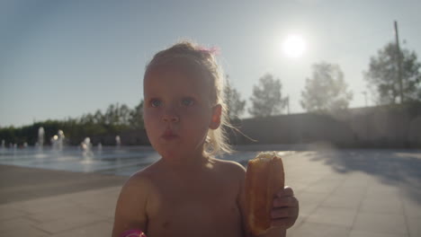 Einen-Snack-In-Einem-Park-Genießen