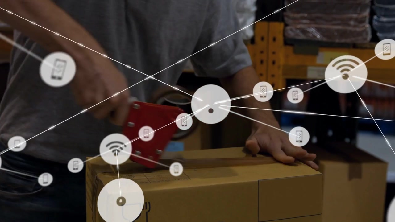 Inpakker verzegelt verzenddoos, trekt tape en activeert connectiviteits-overlay die over de handen straalt.