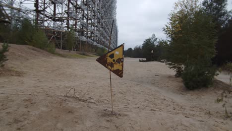 Señal-De-Advertencia-De-Radiación-Oxidada-En-La-Estación-De-Radar-Duga-En-Chernobyl,-Pripyat,-Ucrania---Disparo-Estático