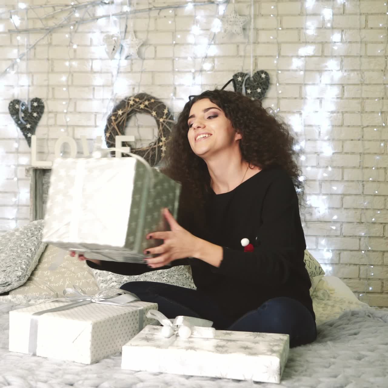 mujer abriendo cajas de regalos