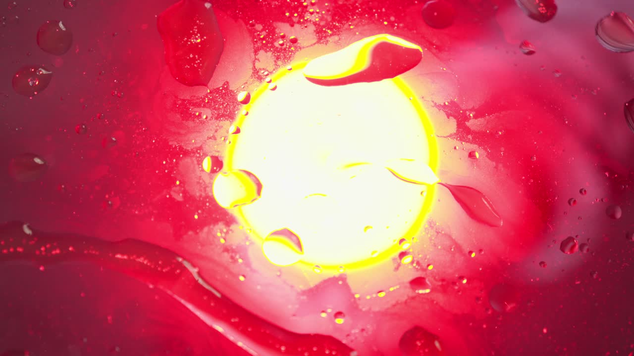 은 유리 표면을 통해 보이는 밝은 은 빛을 보여주는 예술적 영상, 추상적인 패턴과 반사를 만니다.