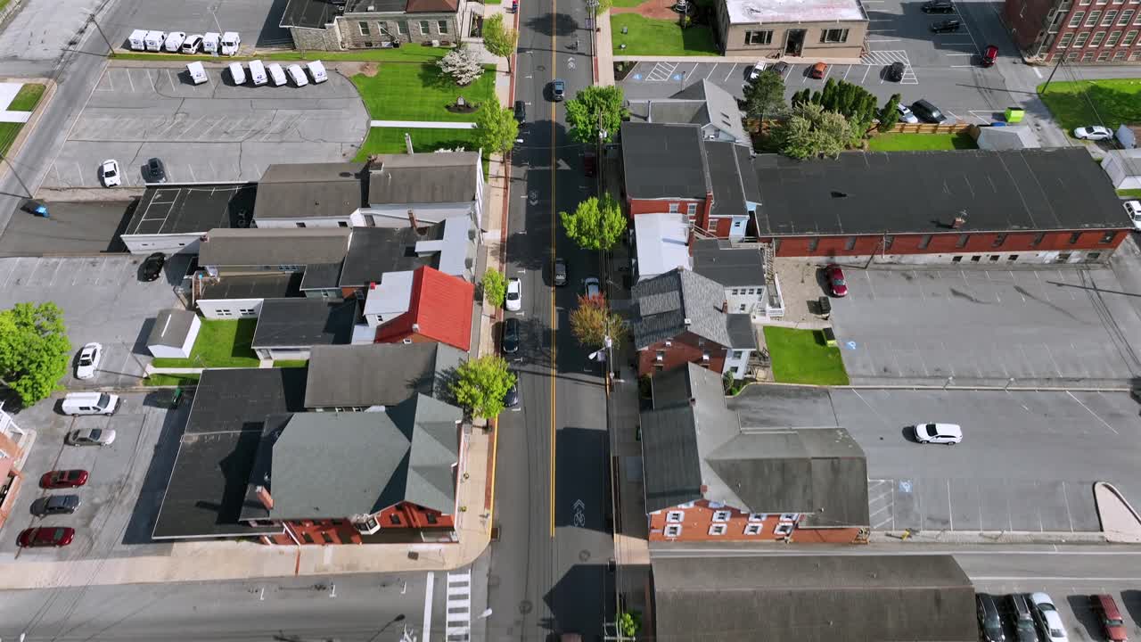 conduciendo coches en la calle principal de la ciudad histórica en américa