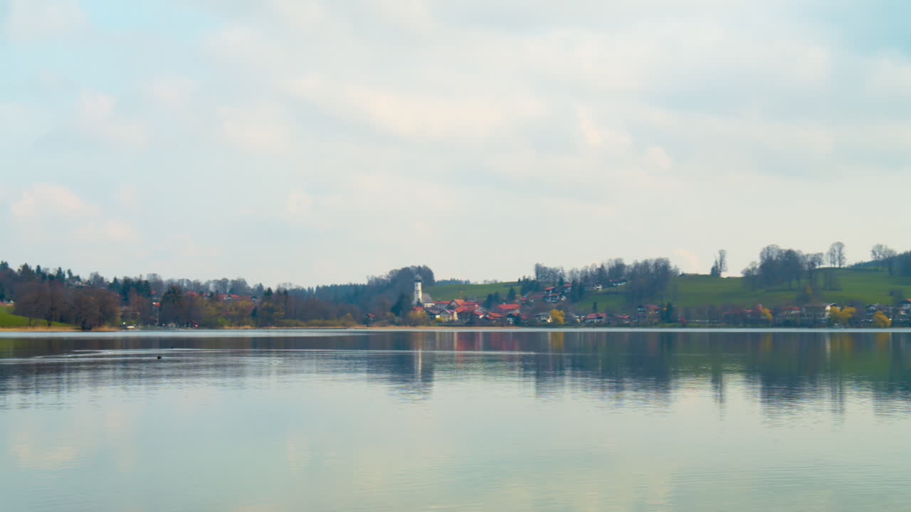 화창한 봄날 테게른제의 해안선을 가로지르는 팬 샷