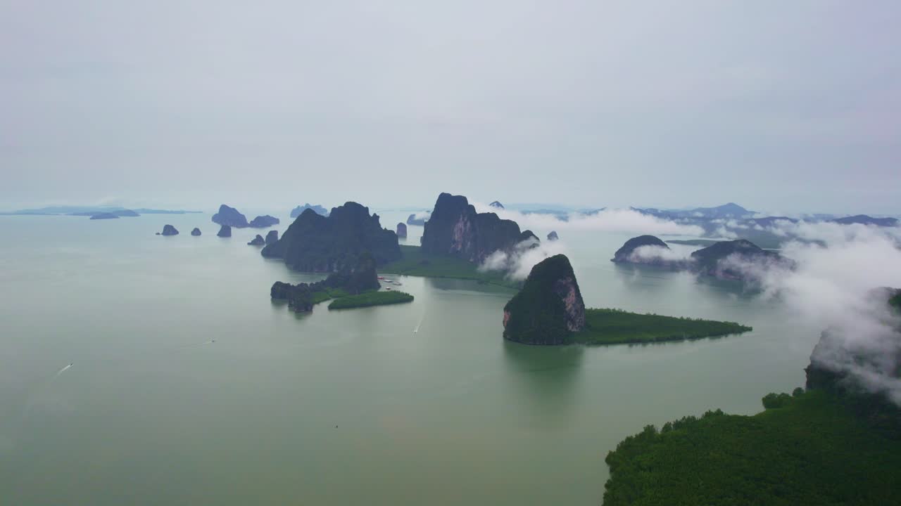 vistas aéreas de la bahía de phang nga en tailandia con islas de piedra caliza y bosques de manglares cubiertos de nubes bajas