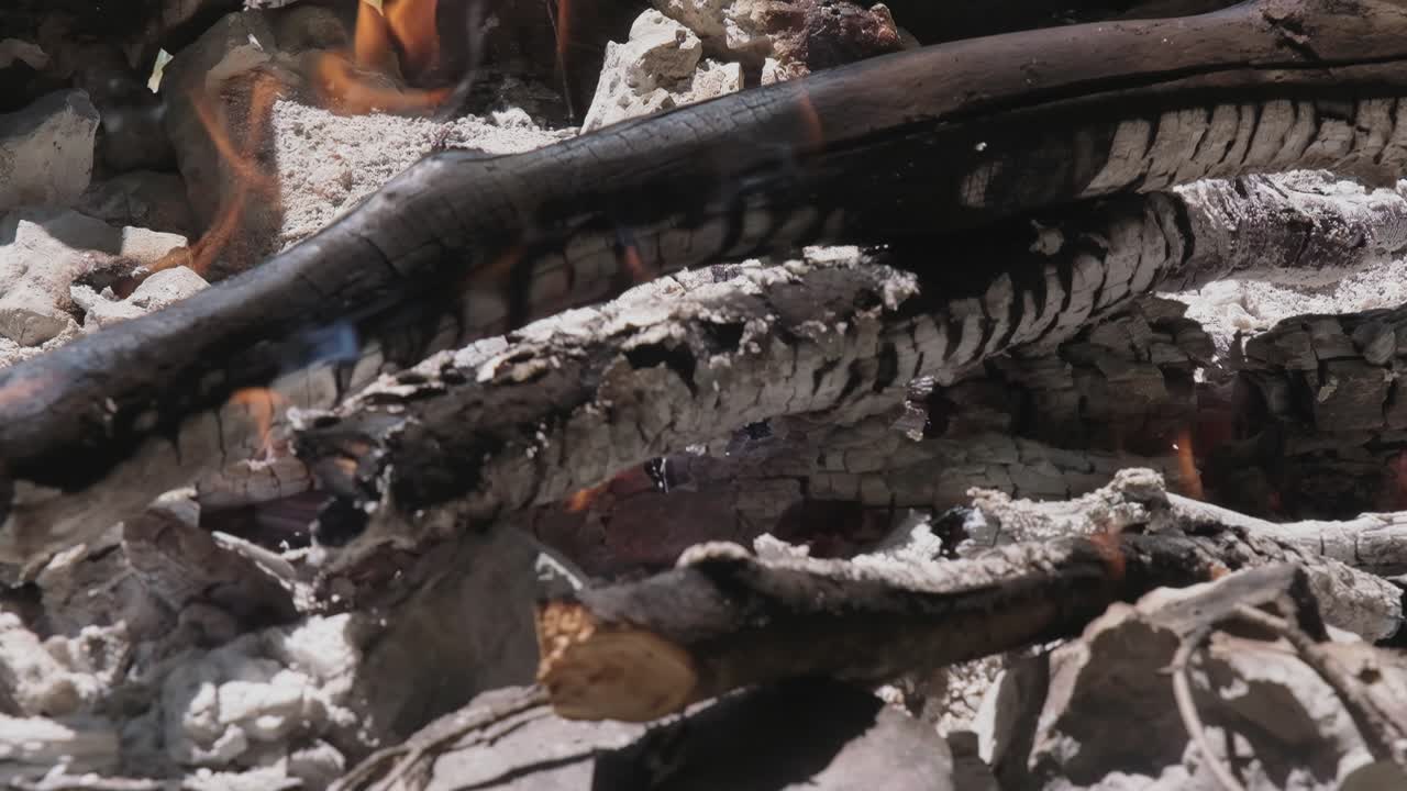 la quema de troncos en una chimenea