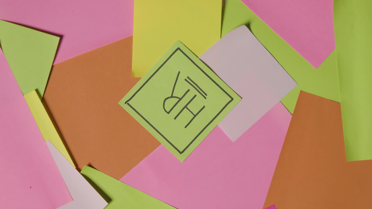 concepto de negocio de notas adhesivas giratorias con hora escrita en la nota superior