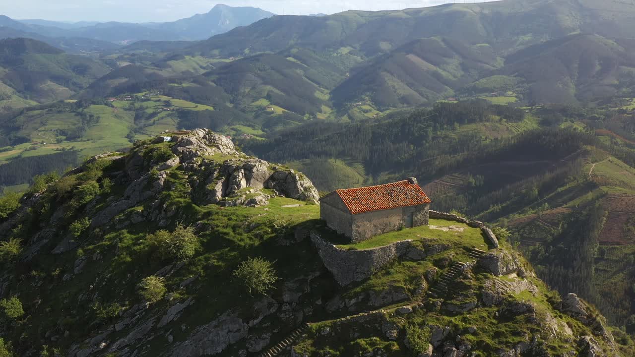 바스크 지방의 아우레스티아에 있는 산 정상에 있는 산타 유페미아의 은둔자의 공중 무인 항공기 전망
