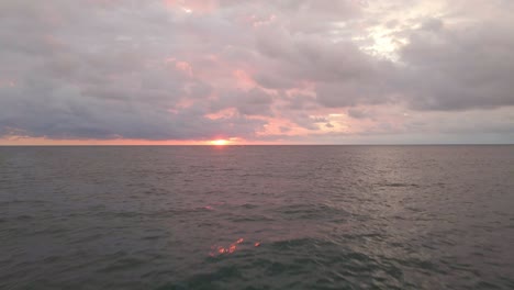 Drohnenflug-über-Dem-Meer-Bei-Einem-Wunderschönen-Orangefarbenen-Sonnenuntergang-In-Puerto-Rico